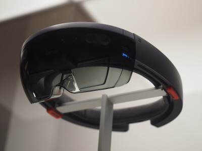 Microsoft HoloLens   32-  Windows 10 