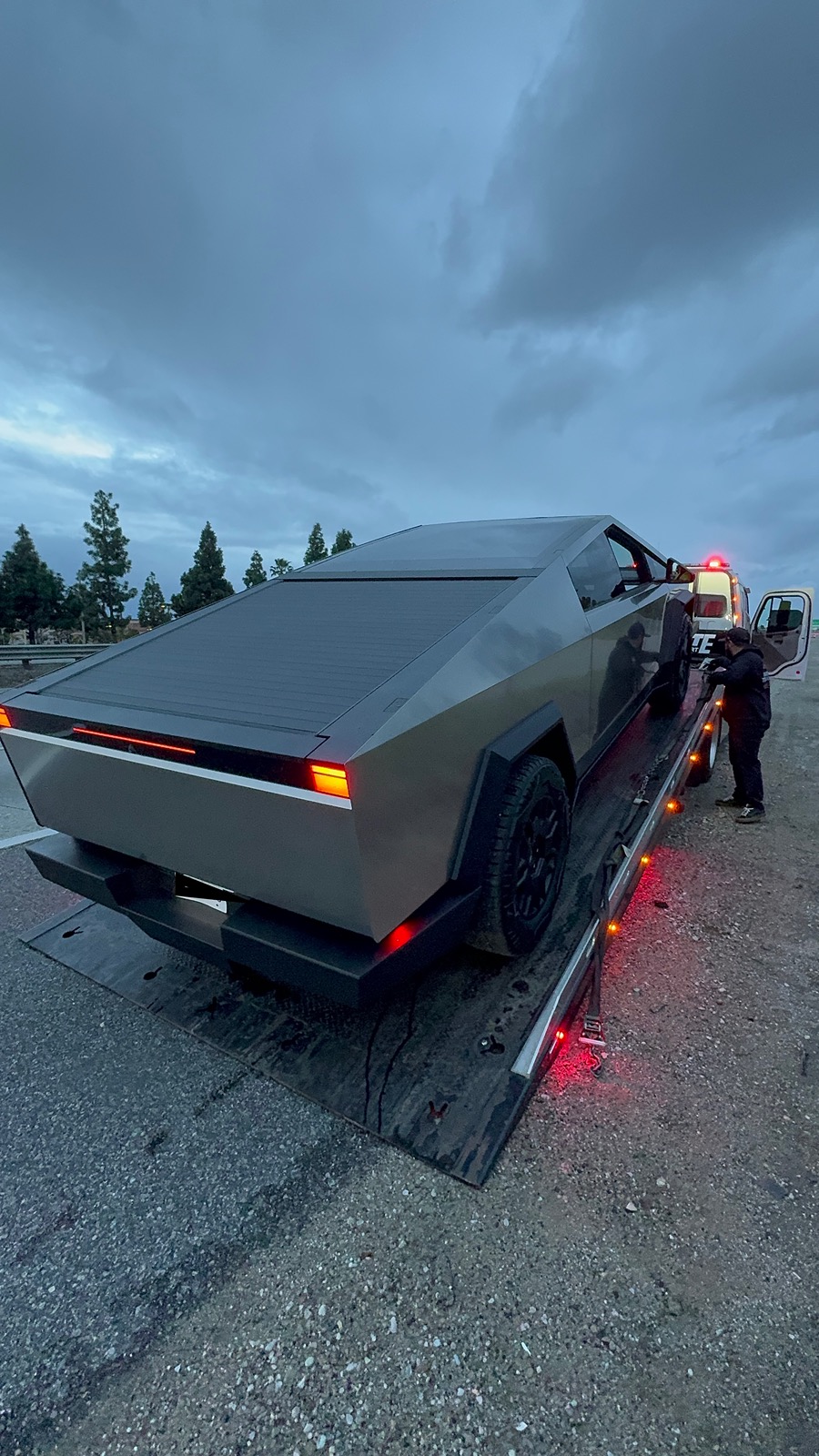 Владельцы Tesla Cybertruck сообщают о серьёзных проблемах с авто - 4PDA