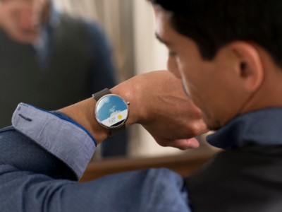 Motorola      Moto 360