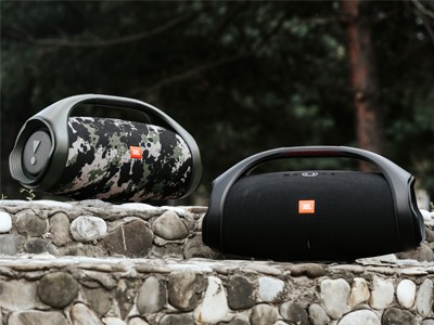  JBL Boombox 2:   