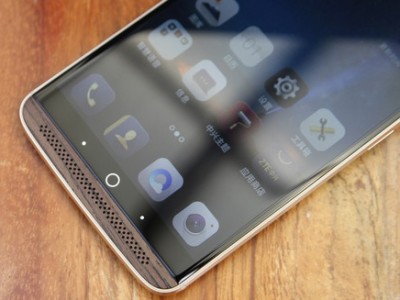 ZTE     Axon 7