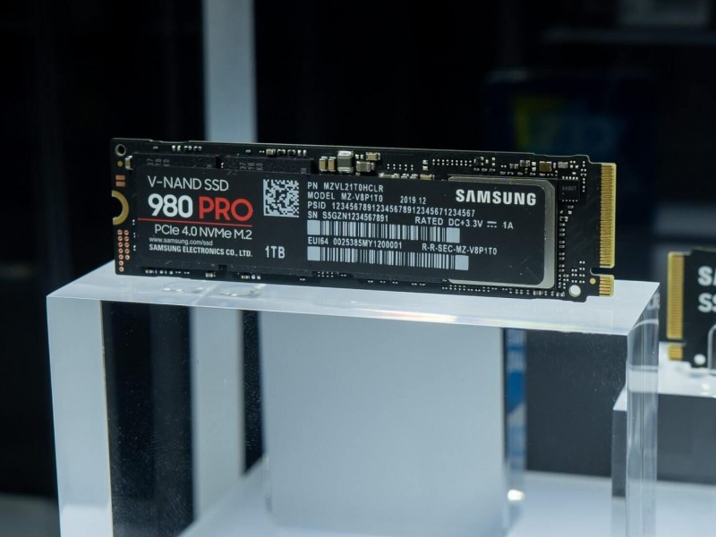 Samsung    NVMe-   PCIe 4.0