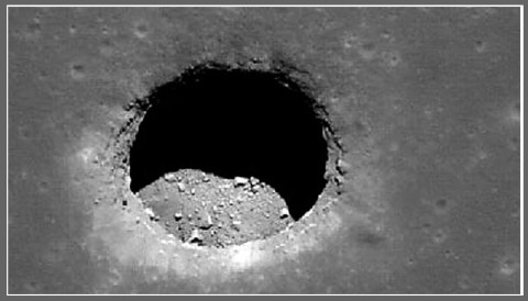 Пещера на Луне