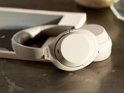 Sony WH-1000XM5:      