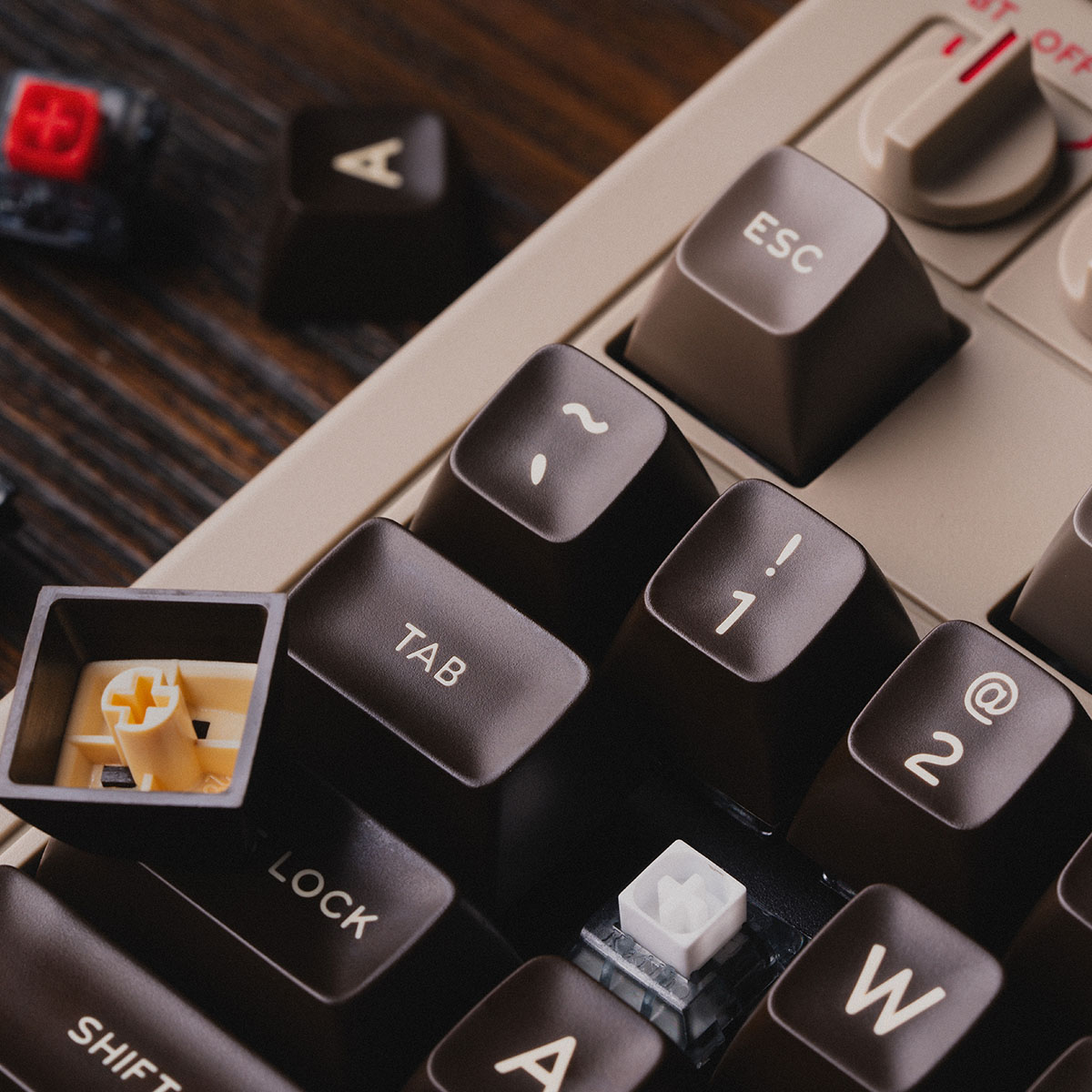 8BitDo выпустила ретро-клавиатуру в стиле Commodore 64 с джойстиком в  комплекте - 4PDA