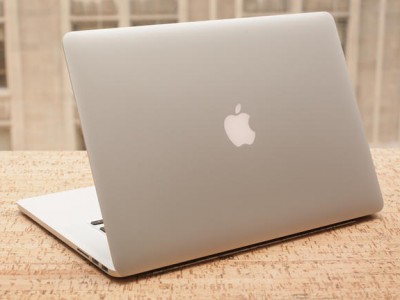 Apple     MacBook