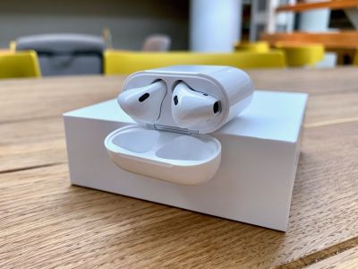  Apple AirPods 2       