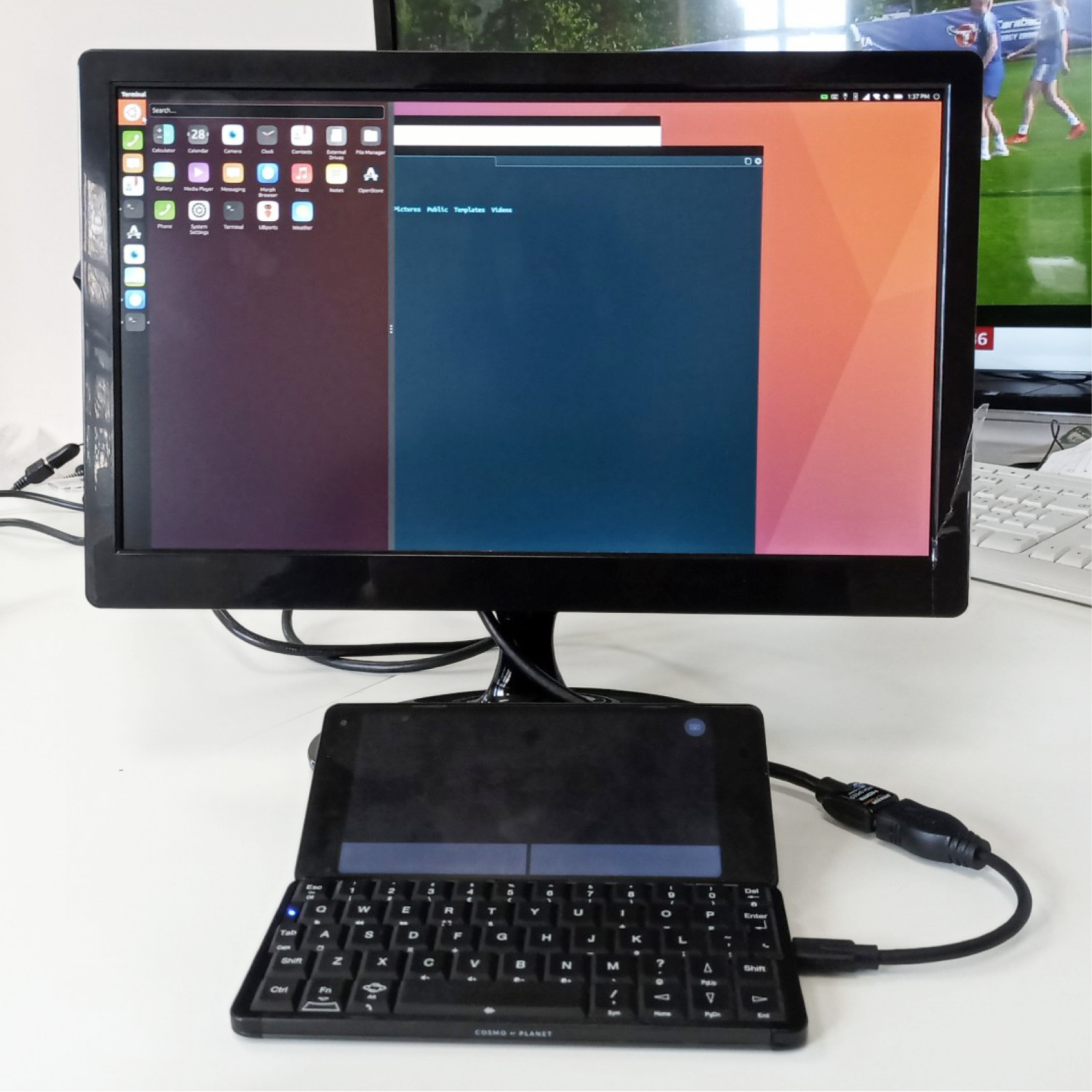 На смартфоне-ноутбуке Cosmo Communicator запустили Ubuntu Touch - 4PDA