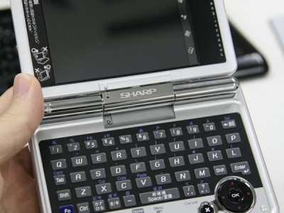 Sharp   PDA    Linux - , Zaurus!