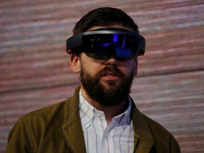 -  Microsoft HoloLens   