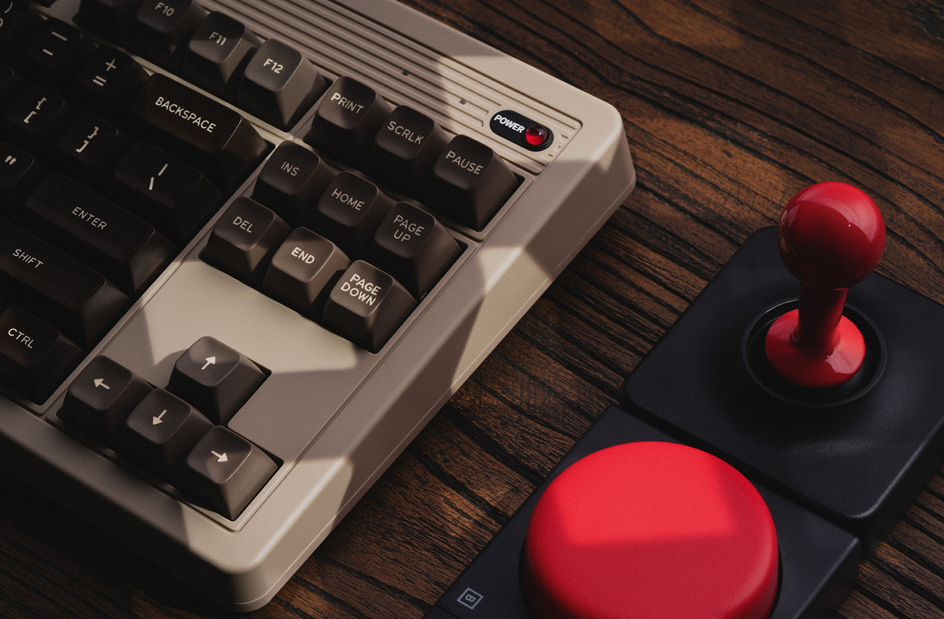 8BitDo выпустила ретро-клавиатуру в стиле Commodore 64 с джойстиком в  комплекте - 4PDA