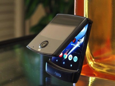 Motorola    RAZR (2019).     