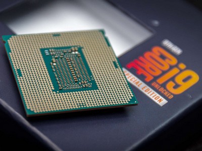  Intel Core i9-10900K      AMD