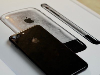   iPhone      Liquidmetal