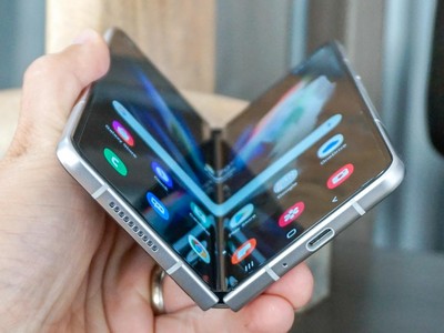  : Samsung Galaxy Z Fold3     