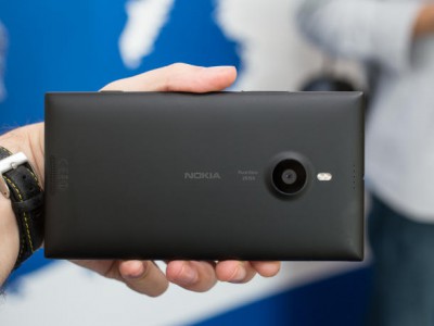 Nokia Lumia 1520  Sony Xperia Z1 Compact:  