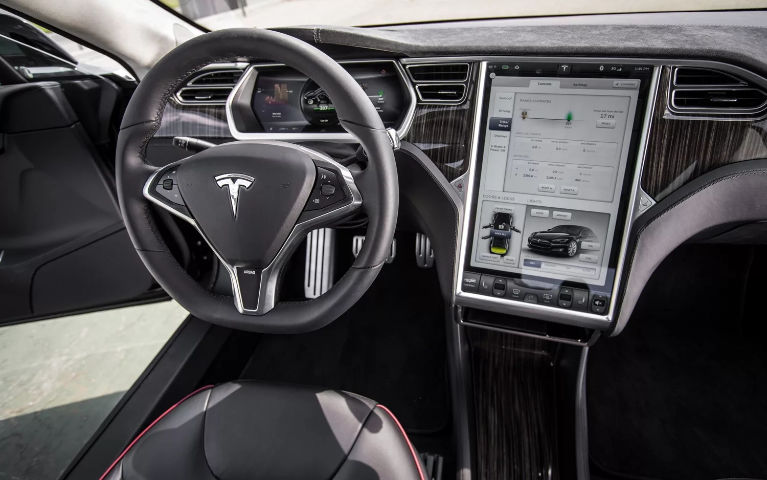 Исследователи взломали Tesla и активировали платные функции на 15 000$ -  4PDA