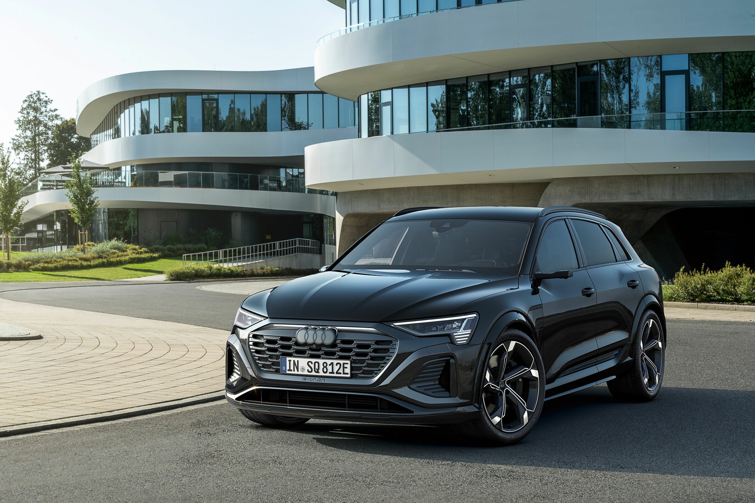 Новая версия электрокара Audi Q8 e-tron представлена в двух типах кузова -  4PDA