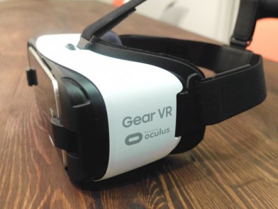 Samsung    -  Gear VR