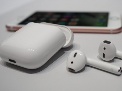 Apple      AirPods    