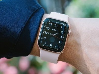   Apple Watch Series 7   iPhone 12