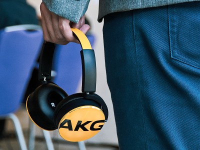 Harman AKG Y-:     