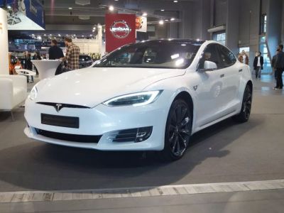 817 000  Tesla  