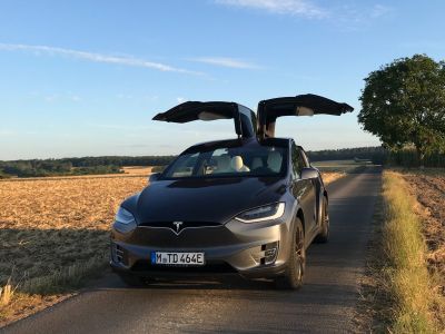  Tesla Model X     []