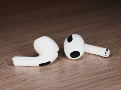  Apple AirPods     