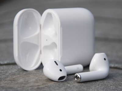   Apple AirPods    