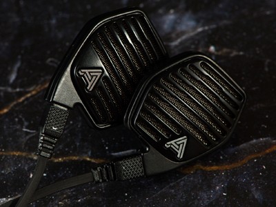  Audeze LCDi3:    